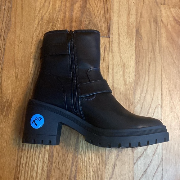 Esplrit Combat Boots size Seven 1/2. Zip up. - Picture 2 of 5